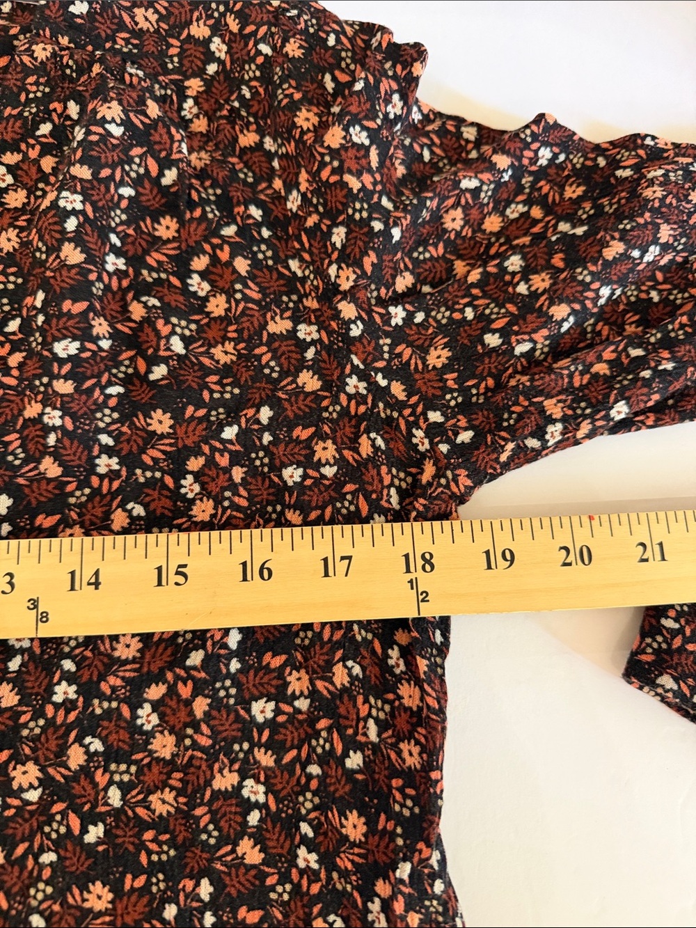 Garnet Hill floral button-up blouse Size 0 V-neckline and a dark daisy print - Picture 4 of 8